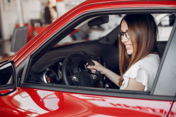 imagen chica dentro de coche